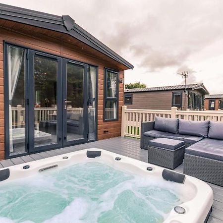 The Serenity Lodge With Hot Tub ヨーク エクステリア 写真