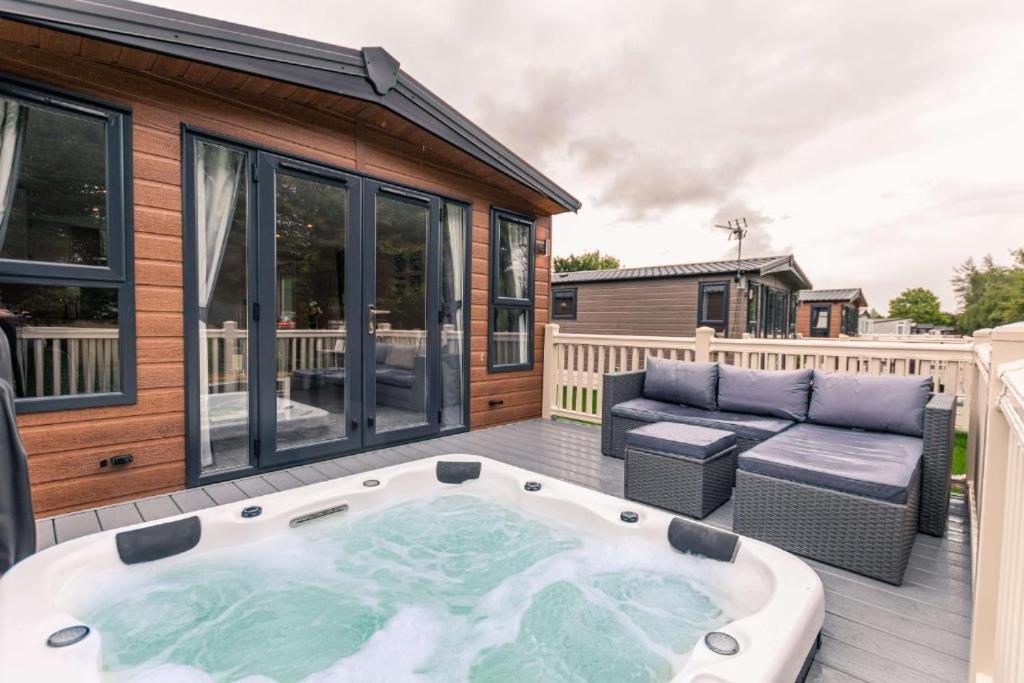 The Serenity Lodge With Hot Tub ヨーク エクステリア 写真